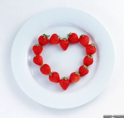 heart-shape-strawberry-wallpapers-1024x768